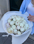 Букет белых пионов