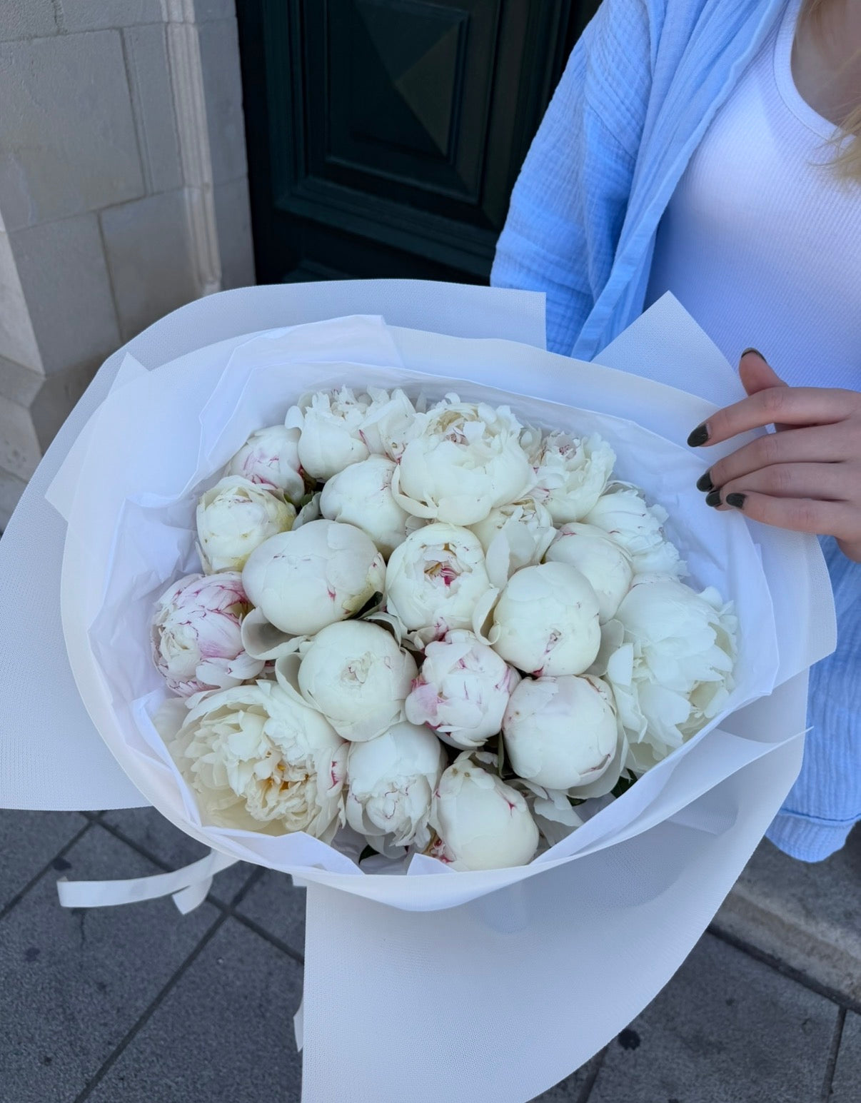 Букет белых пионов